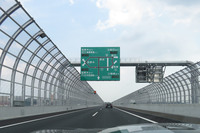 渋滞情報を知らせる掲示板。箱崎、辰巳、宮野木と聞きなれたJCT名を見ると「ほうほう、ここがこうつながるのか」と実感がわく。市川に実家がある身としては、結構便利になりそう。