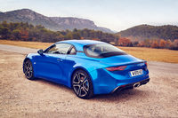 「プルミエールエディシオン」の生産台数は1955台。アルピーヌではこの限定モデルの生産を終えてから、各種トリムやパーソナライズオプションの設定、およびそれに応じた車両の生産を開始するとしている。