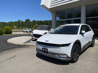 シエナ県のヒョンデ販売店であるスーペルアウトに入荷したばかりのBEV「アイオニック5」。価格は4万1700ユーロ（約550万円。付加価値税を含む）から。2021年7月に撮影。