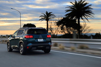 高速道路やワインディングロードでは、高い走行安定性やしっかりとしたハンドリングの特性も実感。「ブルーアースXT AE61」は、運転しやすく、かつ疲れにくいタイヤといえるだろう。