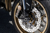 ブレーキは前がφ310mmのフローティングダブルディスクと対向4ポッドラジアルマウントキャリパー、後ろがφ240mmのシングルディスクと1ポッドキャリパーの組み合わせだ。「SP」モデルではフロントにブレンボの「STYLEMA」キャリパーを採用しており、制動性能の安定性向上やバネ下重量の軽減を図っている。