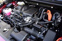 2.5リッター直4エンジンをモーターがアシストするハイブリッドユニット。システム最高出力は222PS（163kW）で、WLTCモードの燃費値は、4WD車の場合で20.6km/リッターと公表される。