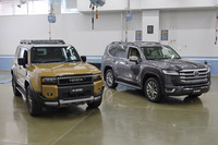 「ランドクルーザー」シリーズの車両盗難件数は、トヨタ／レクサス車のなかでトップ。警察庁発表データによれば、2023年は700台、2024年は1138台と増えつつある。写真は左が「ランドクルーザー"250”」で、右が「ランドクルーザー"300”」。