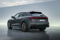 「RS Q8」のリアビュー。