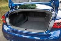 ガソリンモデルのトランクルームの容量は510リッター。奥のほうは横幅が狭く、凸字形状となっている。