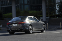 後輪操舵機構を搭載しないため5.9mの最小回転半径は駐車時などにちょっと気になるところ。「523i」は標準が5.7mで、後輪操舵装着時が5.3m。