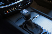 トランスミッションはトルコン式の8段AT。パドルシフトはなく、手動で変速したい場合はシフトレバーで操作することとなる。