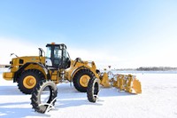 TTCHのイベントでは、普段あまり間近で見ることのできない、横浜ゴムのタイヤを装着した建設／産業用重機も展示されていた。同社のタイヤ製造販売事業において、消費財タイヤ（乗用車用など）と生産財タイヤ（トラック、バス、建設機械用など）が大きな柱になっている。