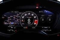 液晶タイプのメーターではエンジンが発生するパワーやトルクも把握できる。切り替えにより、カーナビマップの全画面表示も可能だ。