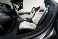 試乗車のシート表皮は、上質な本革とレーザー加工が施されたアルカンターラで、やはりフォーリセリエの特注カラーでコーディネートされていた。