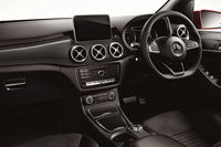 姉妹車である「Aクラス」よりも着座位置が高く、ルーミーな2代目「Bクラス」のインテリア。現行モデルとは異なり、インストゥルメントパネルのデザインは“ザ・フツー”である。