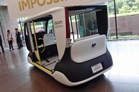 リアビュー。床の低さとグラスエリアの広さが印象的。