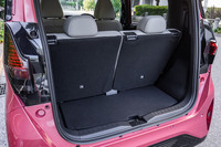 「サクラG」のラゲッジスペース。写真は後席を最も後方にスライドさせた様子で、この状態での荷室容量は107リッターとなる。床下にラゲッジアンダーボックスも設置されている。