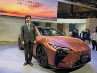 千足浩平チーフエンジニアと「レクサスES」。再びセダンを積極的な選択肢にという希望は、この新型がかなえてくれるだろうか。