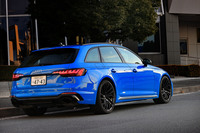 狭められたホイールハウスのクリアランスや、大きく張り出したオーバーフェンダーが目を引くエクステリア。全幅はベース車より20mm大きい1865mmとなっている。