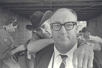 1966年のルマンに、フォード陣営はシェルビーとホールマン・ムーディー、アラン・マン・レーシングの3チーム体制で臨んだ。写真は1967年のセブリングにて、ジョン・ホールマン（手前）に絡むキャロル・シェルビー（奥）。