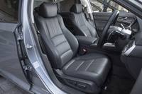 先代モデル比で前席のヒップポイントは25mm下げられている。運転席は8ウェイ、助手席は4ウェイの電動シートが標準装備される。