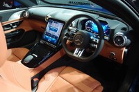 ジェットエンジンのタービンを思わせるエアコン吹き出し口についても、新デザインが採用された。