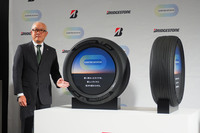 「ジャパンモビリティショー2025」のブリヂストンブースで「エバータイヤイニシアチブ」のコンセプトタイヤを紹介した同社の材料開発統括部門長 大月正珠氏。