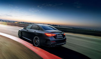 ブラックのドレスアップが決め手の限定車「メルセデスAMG C63 S Eパフォーマンス エディションピーク」発売の画像