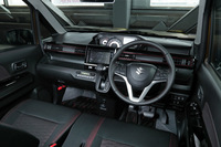 運転席まわりでは、今回の新型よりメーターの位置がダッシュボード中央に変更された。