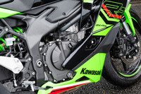 「ニンジャZX-4R」シリーズのご本尊ともいえる、排気量399ccの直列4気筒DOHCエンジン。最高出力は77PSで、ラムエア加圧時には80PSまで高められる。