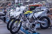 工場のラインを流れるエンデューロモデル。今日でもハスクバーナを支えているのは、エンデューロやモトクロス、スーパーモトなどの車両である。