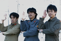 輸入中古車評論家の伊達軍曹（写真右）。