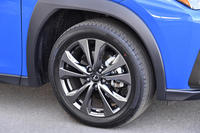 “Fスポーツ”はホイールも専用デザイン。ダークプレミアムメタリック塗装が施されている。