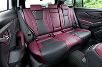 リアシートは従来モデルより足元スペースが広くなったほか、座面長も18mm拡大。USB電源は2口設けられている。