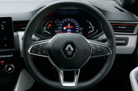 従来のアナログ方式から7インチデジタルディスプレイに変更されたインストゥルメントパネル。