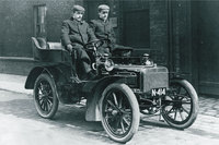 ロイスは1904年に3台の試作車を製作。走行試験を行って性能を確かめた。