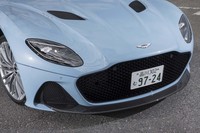 アストンのアイコンともいえる逆台形のフロントグリルの下にはCFRP製リップスポイラーが備わる。