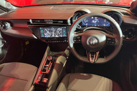 コックピット周辺の様子。センターディスプレイはややドライバー側に向けられている。