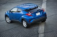 左右から絞り込まれたリアセクションが特徴的な「C-HR」。リアウィンドウも大きく傾斜しており、荷室やリアシートの広さに影響を及ぼしていた。（写真＝向後一宏）