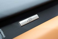 ダッシュボードの左端にも「fifty」プレートが貼られている。