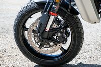 タイヤサイズは前が120/70R17、後ろが180/55R17。5スポークのキャストホイールに、ダート走行も想定したピレリの「MT60 RS」を組み合わせる。