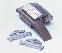 ファン・ドルネ式の金属ベルトは、無数のエレメントをリング状のバンドで固定したもので、ゴムベルトより高い強度と耐久性を持ち、高トルクの伝達を可能にした。写真は1995年に登場したホンダマルチマチックのもの。