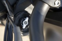 WP製フロントサスペンションの特性は、トップキャップにあるノブをひねって変更する。2本あるうちの左側（写真）はコンプレッション調節用で実測27段階、右側はリバウンド調節用で同26段階となっている。