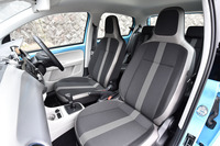 ホールド性に優れたファブリック素材のシート。「high up!」には、前席のシートヒーターが標準装備となる。