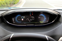 ダッシュボードの最上部に組み込まれた、12.3インチサイズのデジタルメータークラスター。駆動や回生ブレーキの作動状況を表示する「エナジーモード」も選択できる。