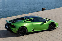 性能向上のメニューは空力特性の改善と軽量化、シャシー設定の変更、高出力エンジンの搭載と多岐にわたり、公道とサーキットの双方において、操る喜びを追求したクルマとなっている。