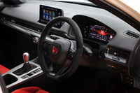 操舵関連では“人車一体”の操縦性と、路面に食いつくタイヤの様子が明瞭に感じられるフィーリングを追求。ステアリングホイールにはスエード調皮革のアルカンターラが巻かれている。