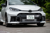 破損しても全体を交換しなくて済む3ピース構造のフロントバンパーを採用したほか、メッシュ類をすべてスチール製に変更。いずれもレースの現場からのフィードバックを受けての改良だという。