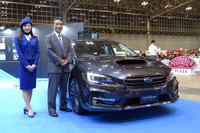 「スバル・レヴォーグ」と小島氏。新しい「アイサイト」は、レヴォーグと「WRX S4」の改良モデルから順次導入される。