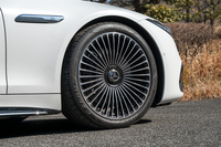 マルチスポークのマイバッハアルミホイールは80万円のオプション。スポークの本数ではアルピナをはるかにしのぐ。