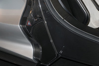 ドア開口部に備わる収納ボックスのフタ。ご覧の通り、ボディーは総カーボン製である。