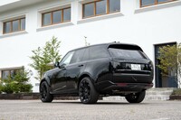 テールゲートの左右に縦型のテールランプがレイアウトされているが、点灯するまでそれと分からないようグロスブラックで処理されている。試乗車のようなブラックのボディーカラーだとなおさら。