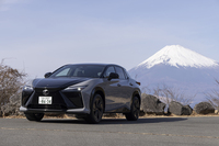 「レクサスRZ」の大幅改良モデルが発売されたのは2025年12月24日のこと。今回の試乗車「RZ550e“Fスポーツ”」はカタログモデルのトップパフォーマンスモデルであり、RZでは初の“Fスポーツ”モデルだ。