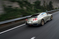 悪天候に対する強さは、かねて4WDを採用する「GT-R」の特徴だが、「プレミアムエディションT-spec」ではしなやかに路面に追従する足まわりにより、安心感が増していた。